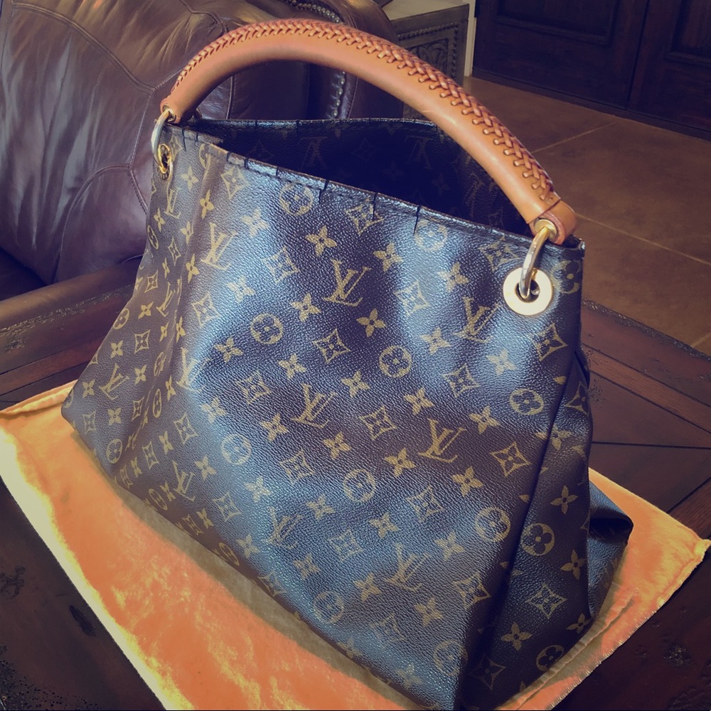 Authentic Louis Vuitton Artsy Monogram Handbag